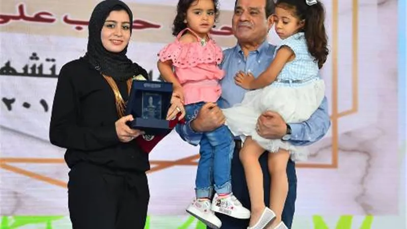 السيسي يكرم اسماء عدد من شهداء الجيش والشرطة وتسليم الدروع لذويهم..صور