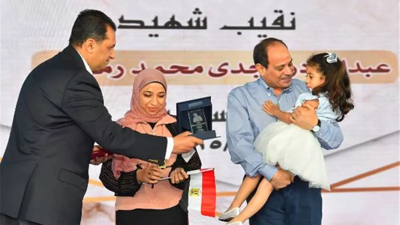 شاهد.. لفتات انسانية للرئيس في احتفالية عيد الفطر بحضور ابناء واسر الشهداء