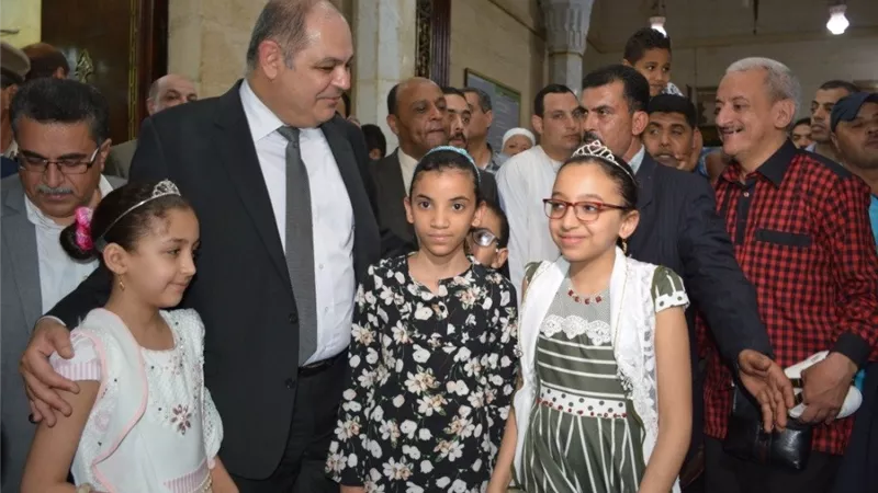 محافظ الغربية يلتقى المواطنين بعدصلاة العيد ويطمئن على توفير الخدمات الطبية والتموينية والمرورية