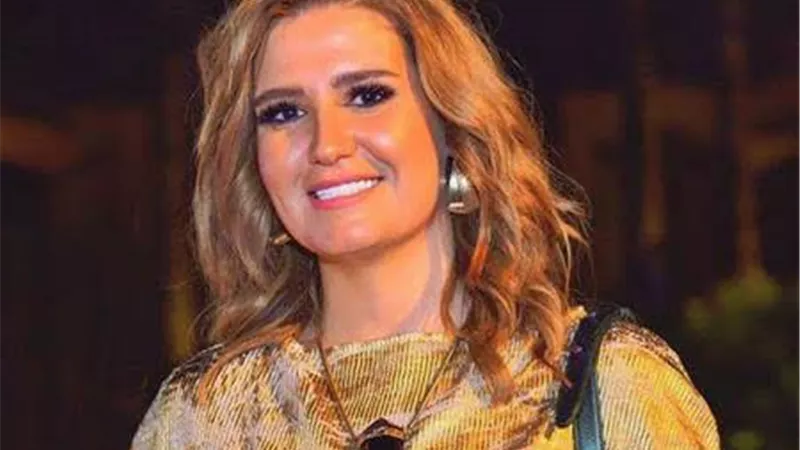 هنا شيحة توزع العيدية على اسرتها .. صور