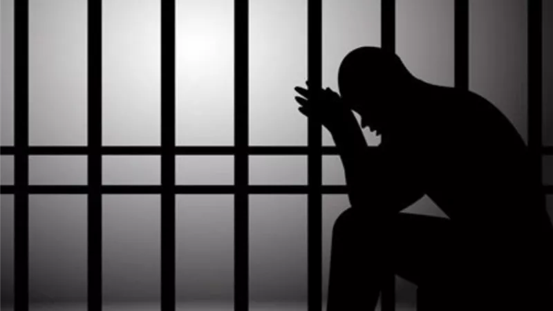 لم تستجب لمعاكساته فقذفها بطفل