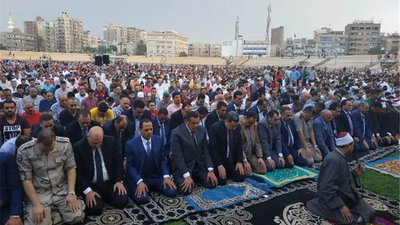 محافظ الأقصر وذوو الإحتياجات الخاصة يؤدون صلاة عيد الفطر بساحة أبو الحجاج