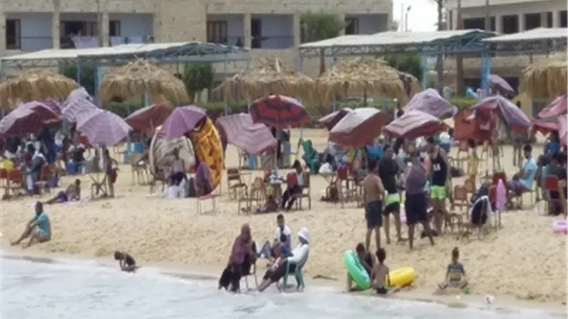 اقبال شديد على شواطئ الإسماعيلية في ثاني أيام العيد