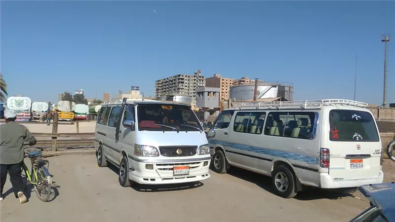 مزلقان نزلة عبداللاه تحول لموقف والمواطنين في خطر
