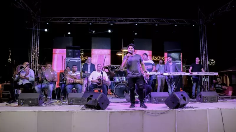 بالصور .. مصطفى حجاج يشعل حفل العيد باحد المولات التجارية
