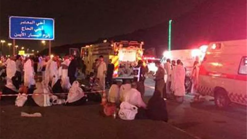 إصابة 20 معتمراً بانقلاب حافلة في السعودية