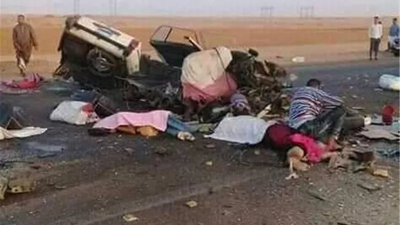مصرع 7 واصابة 15 فى تصادم ميكروباص وبيجو بصحراوى اسوان.. صور