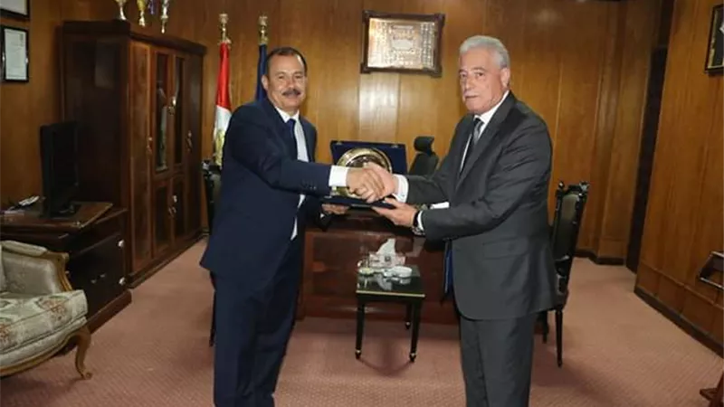 محافظ جنوب سيناء يكرم مدير الامن لجهوده المتميزة