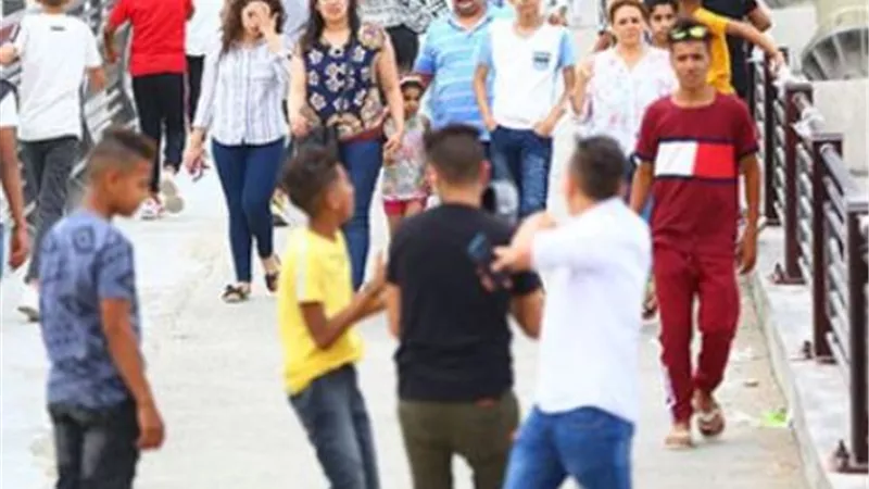 الممشى الزجاجى بمحور روض الفرج.. مزار سياحى فى العيد (صور)