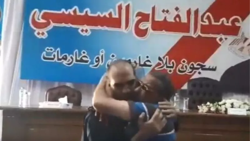 والد أحد الغارمين فرحا بخروج ابنه: تحيا مصر.. اتحبس عشان يعالجني أنا وأمه