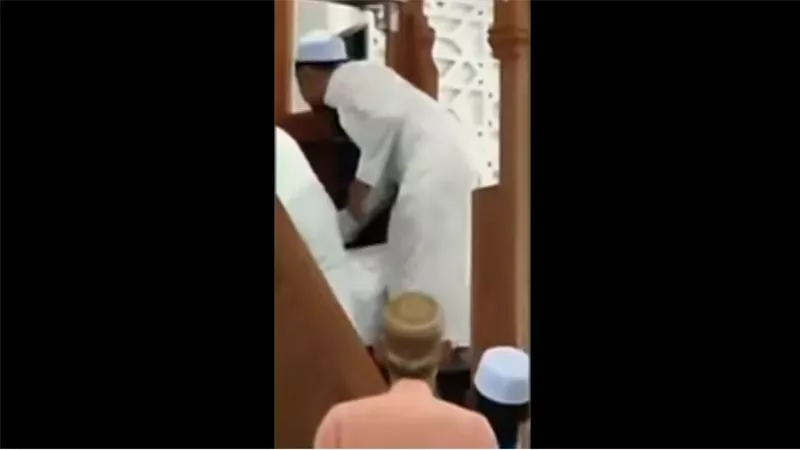 وفاة خطيب أثناء إلقائه خطبة الجمعة على المنبر.. فيديو