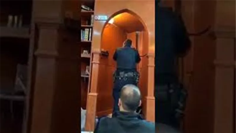 بالفيديو.. شرطى أمريكي يرفع الاذان من احد مساجد نيويورك