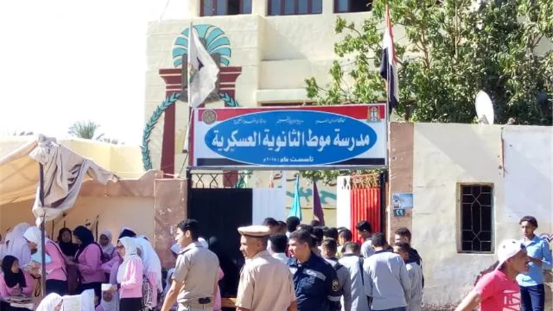 حضور مبكر لـ ١٥٠٥ طالبا وطالبة لأداء أول امتحانات الثانوية العامة بالوادى الجديد.. صور وفيديو