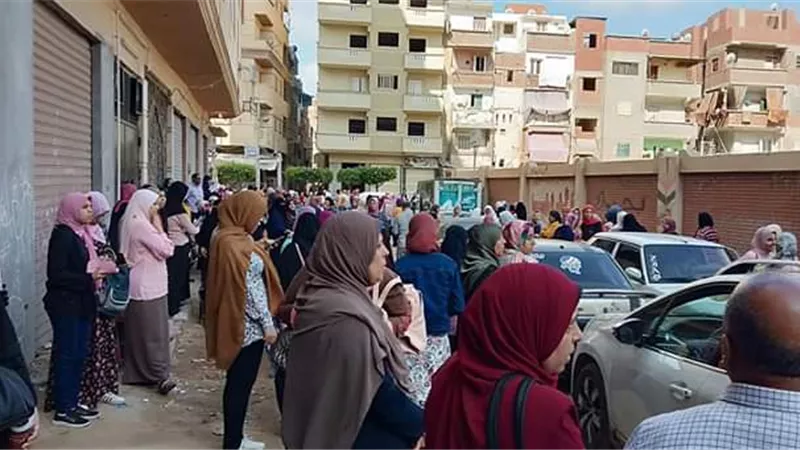 ترقب لاولياء الامور أمام لجان الثانوية العامة بالبحيرة .. صور