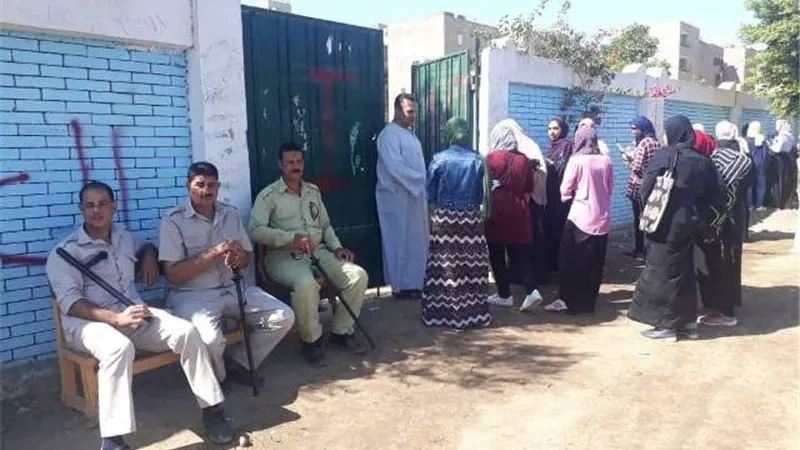 فى أول يوم ثانوية عامة ...أولياء الامور يقفون أمام المدارس ويفترشون أرصفتها