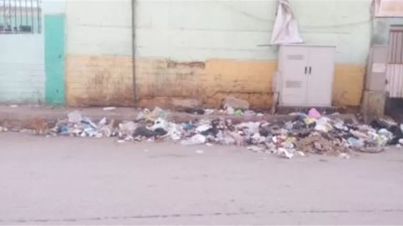 انتشار القمامة فى محيط لجنة امتحانات ثانوية عامة ببلبيس