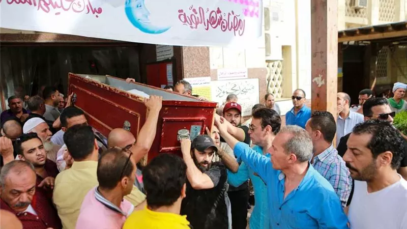 شيرين ومكرم وعبد الجليل يودعون جثمان محمد نجم فى اول ايام العيد .. صور