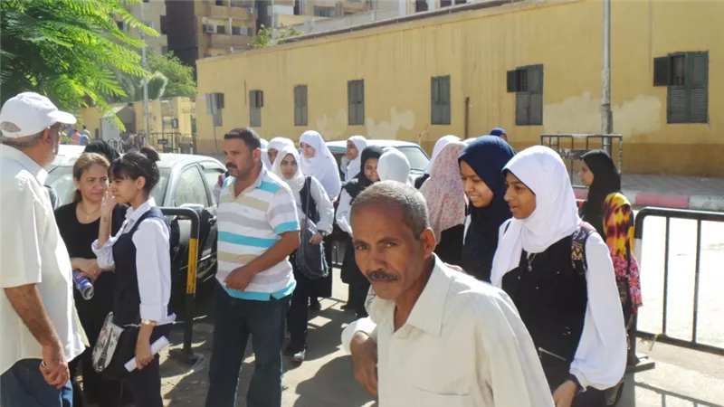 طلاب الثانوية العامة بأسوان : امتحان اللغة العربية جاء متنوع وبه جزئيات للطالب المتفوق تناولته نماذج الجمهورية
