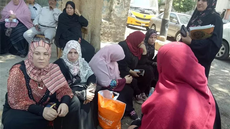 قلق وترقب بين أولياء الأمور أمام لجان الثانوية العامة بالشرقية 