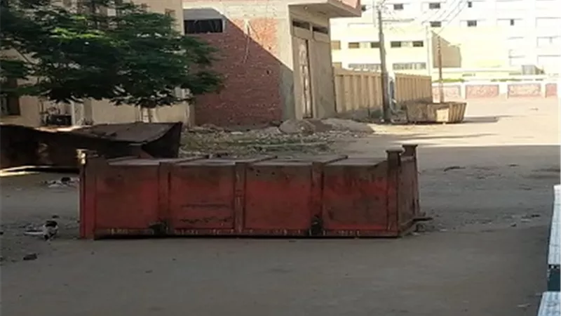 اغلاق شوارع بيلا بحاويات القمامة