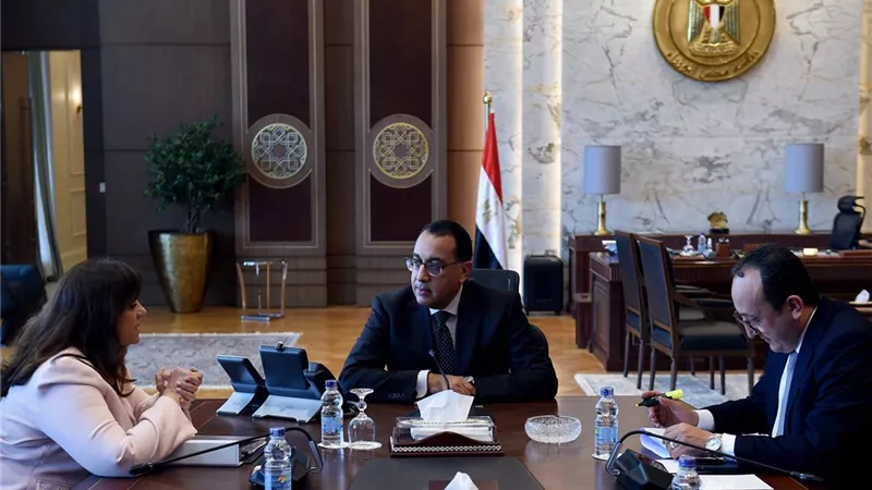 رئيس الوزراء يتابع مع وزيرة الهجرة عددا من الملفات