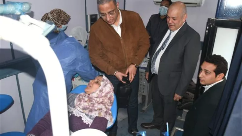 محافظ الفيوم .. يتفقد أعمال قافلة كلية طب أسنان القصر العينى