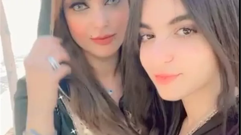 برفقة إبنتها .. هبة عبدالعزيز تحتفل بفوز المنتخب المغربى