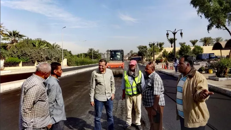رئيس مدينة الأقصر يتابع أعمال الرصف بالشوارع والميادين