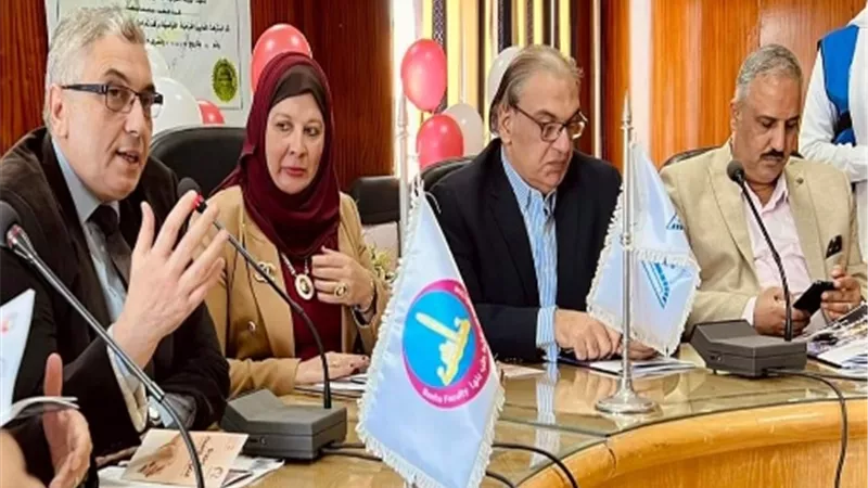 تدشين اول نشرة دورية لقطاع خدمة المجتمع والبيئة بطب بنها ..صور