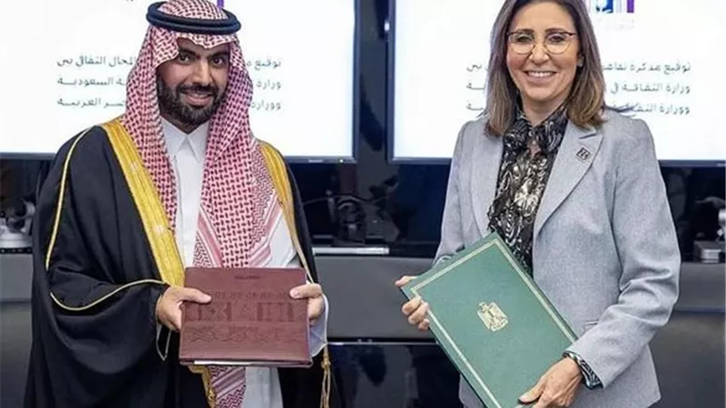 وزيرة الثقافة توقع مذكرة تفاهم مع نظيرها السعودي