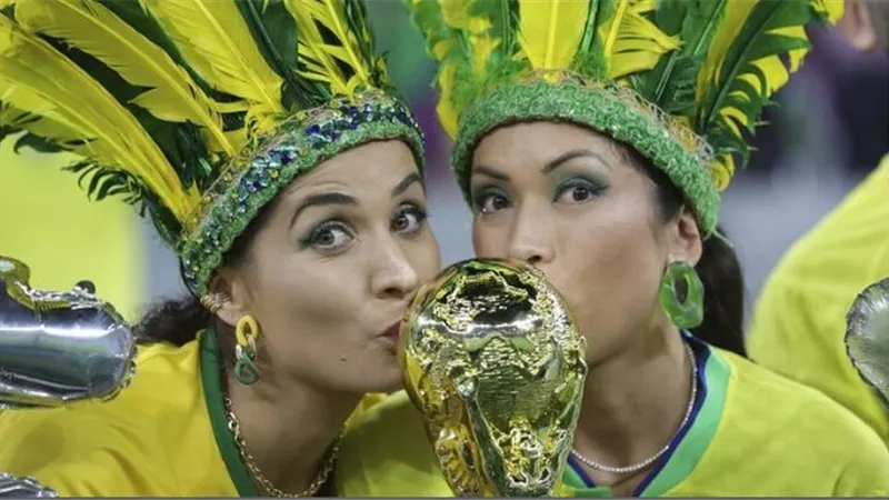 بالفيديو.. فتاة تداعب الكرة بمهارة في شوارع قطر