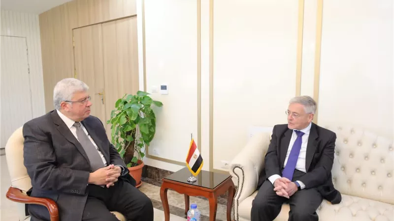 عاشور يبحث آليات التعاون مع رئيس مجلس أمناء الجامعةالألمانيةالدولية