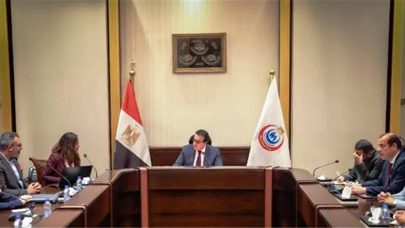 وزير الصحة يبحث تطوير المعامل وصناعة المستلزمات مع شركتين دوليتين