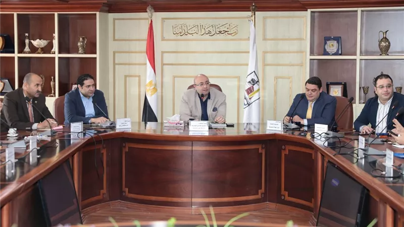 محافظ بني سويف يناقش مع أعضاء البرلمان توفير أحتياجات المواطنين