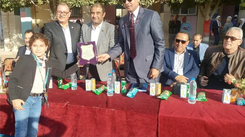 قيادات التعليم بالعاشر تكرم الفائز بالمشروع الوطني للقراءة