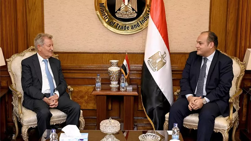 وزير التجارة يبحث مع شركتين توطين صناعة المستلزمات الطبية في مصر