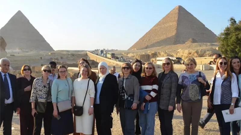 اساتذة اللغة الروسية بالشرق الاوسط يزورون معالم مصر