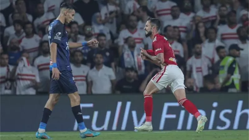 شاهد .. الوردى برفقة والدته فى مطار القاهرة بعد الرحيل عن الزمالك
