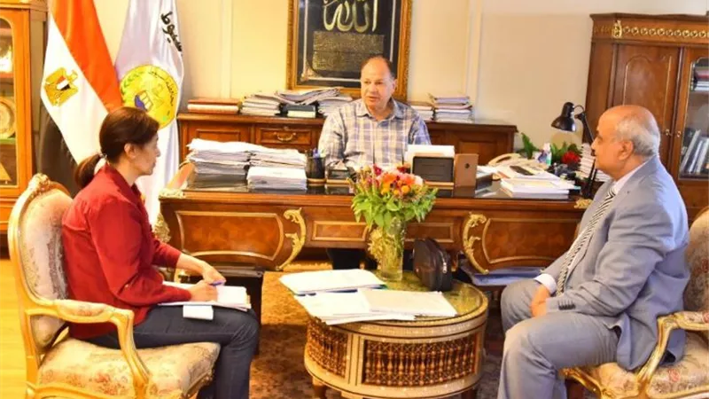 محافظ أسيوط يناقش موقف توفير الأراضي لاستكمال إنشاء الأسواق