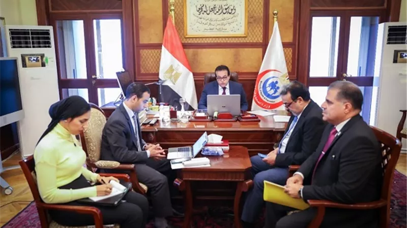 عبدالغفار يبحث مع إحدى الشركات الأمريكية تطوير المنشآت الصحية