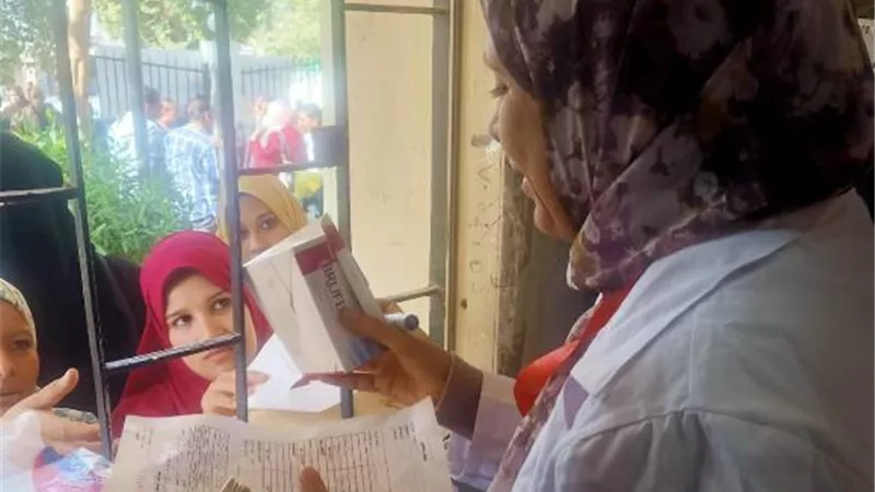 الكشف وعلاج ١٠٣٥ مواطنا بالقافلة الطبية فى نجع حمادى