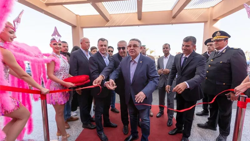 وزير السياحة والآثاريفتتح أكبر مدينة ألعاب مائية