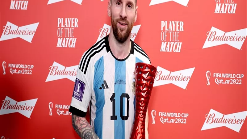 بركات: ميسي يقترب من حصد الكأس بعد السخرية منه بمباراة السعودية