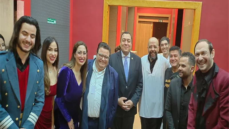 السفير المصري فى تونس يشاهد 