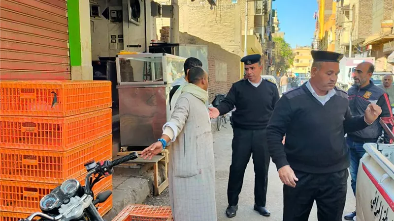 تحرير ١٠٧ محضر وتنفيذ ٧٢ إزالة إدارية فى حملات مرافق بالأقصر