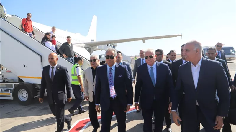 محافظ جنوب سيناء يستقبل وزير القوى العاملة بمطار شرم الشيخ.. صور
