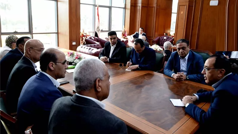 مدبولي يستهل زيارة السويس بلقاء نواب البرلمان