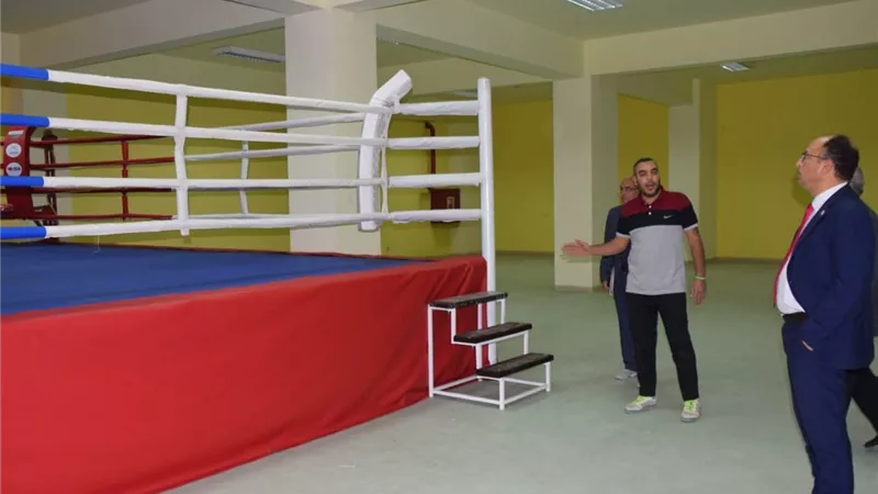 رئيس جامعة حلوان يتفقد الصالة المغطاة ويتابع تركيب أول حلقة ملاكمة