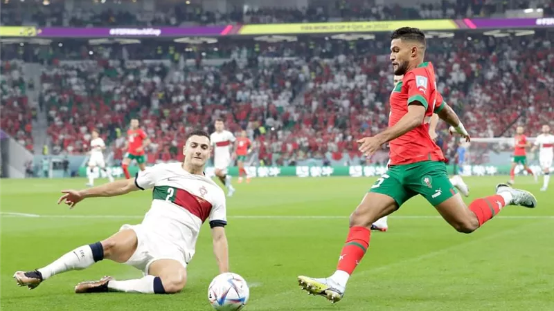 مدافع منتخب المغرب يغادر الملعب مصابا أمام البرتغال