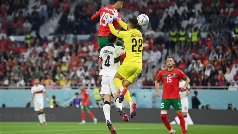 فيديو .. شاهد لحظة طرد نجم المغرب أمام البرتغال